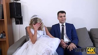Düğün Yeminleri Yerine Getirildi: Borç Tahsildarı Ve Gelin, Beyaz Elbise Ve Çoraplarla Tutkulu Bir Buluşmaya Giriyorlar