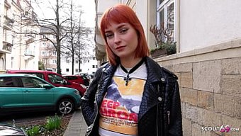 Zayıf Kızıl Genç Dolly Dyson, Yanlış Giden Bir Model Işinde Fışkırıyor Ve Sertçe Beceriliyor.