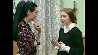 Genç Ve Milf, Duygusal Bir Lezbiyen Videosunda