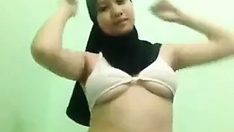 Çekici Bir Hint Kızı Soyunuyor Ve Kendini Tatmin Ediyor