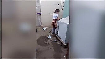 Üniversiteli Kız, Üvey Babasının Önünde Iç Çamaşırını Yıkıyor