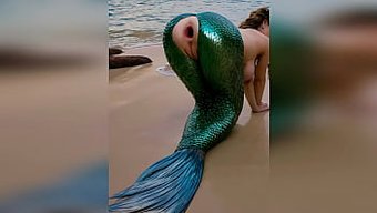 Bir Yabancı, Plajda Bir Deniz Kızına Şiddetle Girer Ve Sıkı Anüsünün Açık Hava Anal Karşılaşmasında Boşalmasına Neden Olur - Ai, 3d Porno Üretti