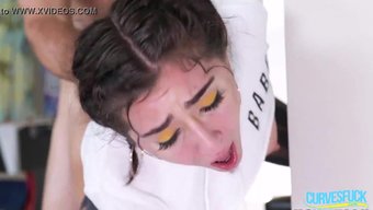 Büyük Memeli Ve Büyük Kıçlı Porno Yıldızı, 69 Oral Seks Sahnesinde Sertleşiyor.