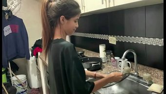 Evde Yalnızken Ateşli Üvey Kız Kardeşim Beni Deli Ediyor.