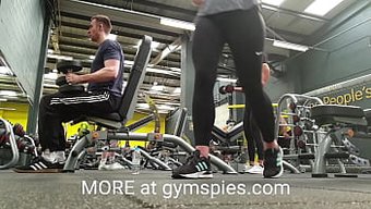 Güzel Fitness Genç, Casus Kamerasında Inanılmaz Poposunu Sergiliyor
