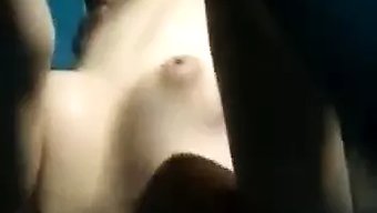 Büyük Yaraklı Adam Romantik Bir Videoda Kız Arkadaşının Dar Amını Sikiyor