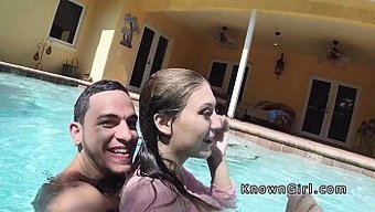 Büyük Göğüslü Kız Arkadaşının Havuzda Sikiştiği Pov Videosu