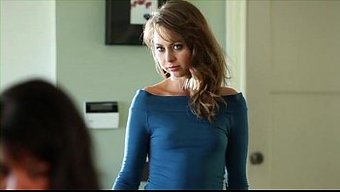 Bir Milf Ve Üvey Kızının Erkek Arkadaşıyla Yasak Üçlü Video