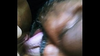 Klitoris Yalama Ve Fışkırtma Yakın Çekimi