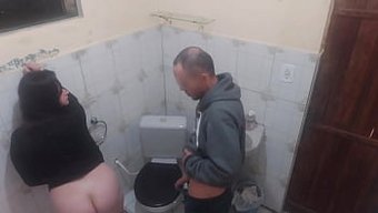 Bir Kadının Banyoda Büyük Penisini Içeren Yeni Bir Video