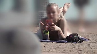 Plajda Penisini Sergileyen Genç Adamın Samimi Görüntüleri