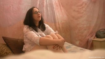 Kıvrımlı Esmer Amatör Hd Videoda Baştan Çıkarılıyor Ve Sakso Çekiyor