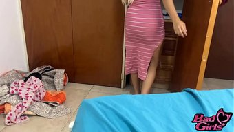 Üvey Oğlan, Üvey Annesine Yardım Etti Ve Seksi Sarışını Sikişti.